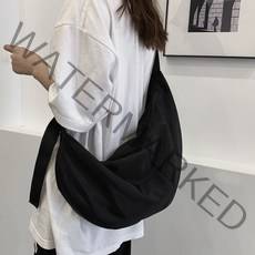 남녀공용 반달 쉐입 방수 크로스백 HH-G35