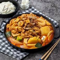 매콤한 곱도리탕 닭도리탕 국내산 뼈 순살 2-3인분 1kg 간편조리 캠핑요리 닭볶음탕밀키트 한식 국물요리 집들이 술안주밀키트 맛집택배 대구맛집 한우 대창 곱창 매운맛 보통맛, 치킨무, 1개
